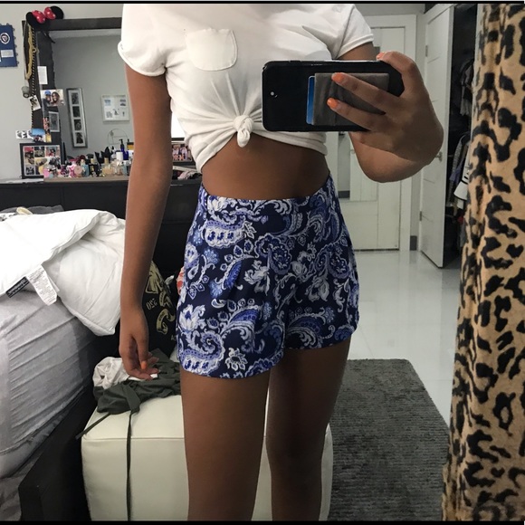 Cute patterned Forever 21 shorts. Size M - Picture 2 of 3
